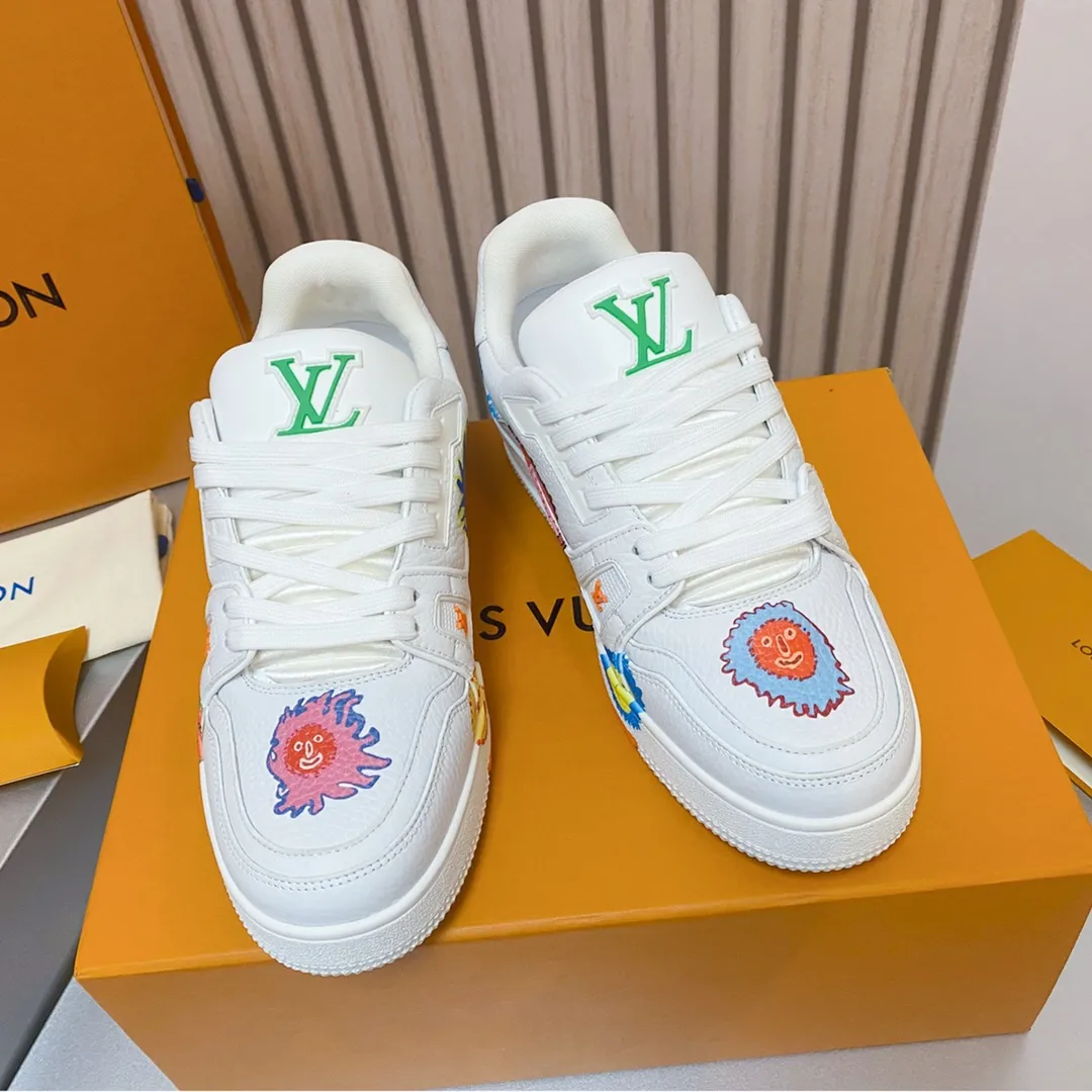 👟👟Ex-factory price 840👟👟 Lujia LV Trainer series Classic hot-selling sneakers are originally developed and heavily invested in quality building. The eye-catching innovation in the upgrading and re-engineering project. The upper is made of finely selected calf leather. Craftsmanship details: topstitching, handwritten notes. LV letters on the tongue and side. Handwritten Louis Vuitton logo on the side. Luggage tag on the side. LV on the back. U👟👟Ex-factory price cycling upcycled logo The outsole is decorated with Monogram flowers The outsole is all original T👟👟Ex-factory price U material, extremely high-grade and super wear-resistant Sixe: 35~46